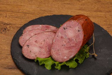 Baharatlı ve otlu füme jambon.