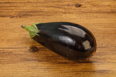 Siyah olgun taze bir patlıcan.