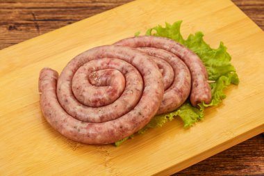 Izgara için çiğ domuz sosisi halkası.