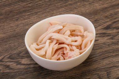 Lezzetli marine edilmiş mürekkep balığı kasede atıştırmalık parçalar.