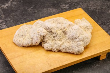 Kızartma için çiğ domuz eti şnitzel.