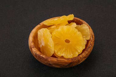 Kuru, tatlı, tatlı, ananas yığını.