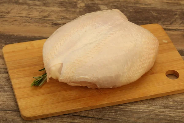 Surowy Cały Piersi Kurczaka Skórą Serwowane Różowy — Zdjęcie stockowe