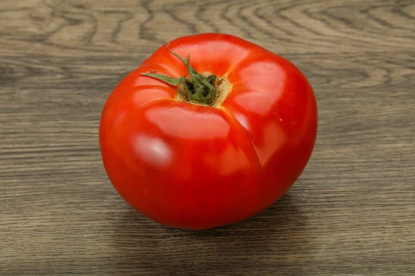 用成熟的大的多汁的红色西红柿烹调 — 图库照片