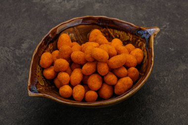 Baharatlı bbq fıstık yığını kasede