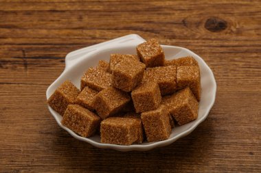 Kahverengi baston şeker yavruları kasede