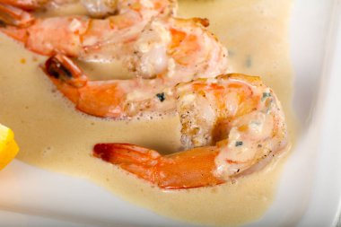 Krema soslu karides ve roka