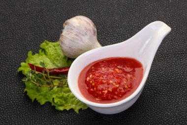 Baharatlı domates, at turpu ve sarımsak sosu. 