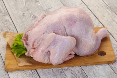 Çiğ tavuk pişirmeye hazır.