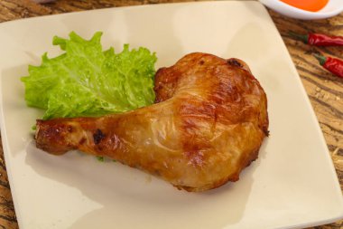 Çıtır çıtır kızarmış tavuk budu.