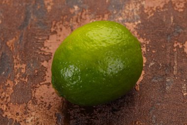 Ahşap zemin üzerinde olgun yeşil kireç