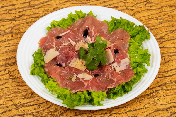 Rindfleisch Carpaccio Mit Parmesan Und Salatblättern — Stockfoto