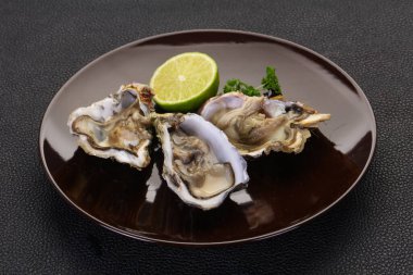 Limonlu ve maydanozlu taze istiridye.