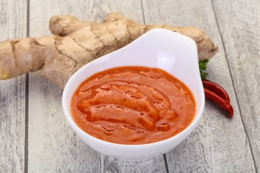 Kök ve biberli zencefil sosu.