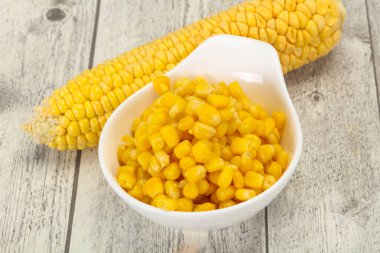 Tatlı taze mısır tohumları kasede 