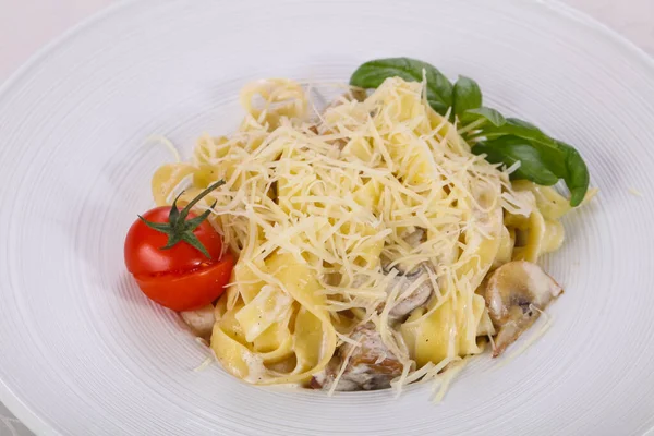 Italiaanse Pasta Linguini Met Champignon Geserveerd Tomaat — Stockfoto