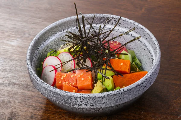 Poke Con Salmón Atún Rábano Nori — Foto de Stock