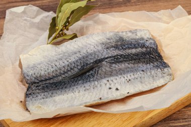 Güvertede deri ve baharatlı ringa filetosu.