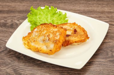 Ekmeğin içinde kızarmış morina balığı