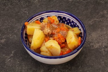 Soslu ve sebzeli kızarmış patates ve biftek.