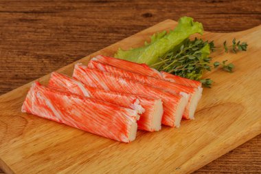 Yengeç çubukları güvertede salata yaprağı servis etti