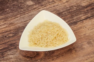 Tabakta çiğ Hint basmati pilavı