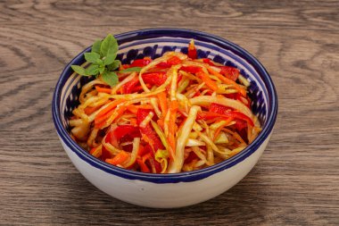 Havuç ve biberli vejetaryen lahana salatası 