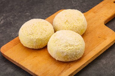 Çiğ patates ezmesi - doldurulmuş patates pirzolası - pişirmek için.