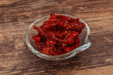 Zeytinyağı ve bitkilerle kurutulmuş domates.