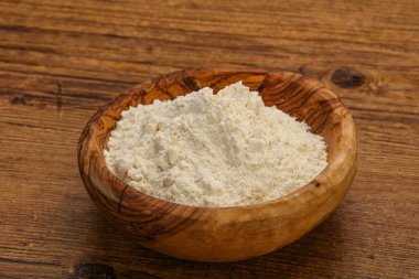 Buğday unu kasede yemek pişirmek için.