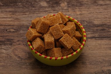 Kahverengi baston şeker yavruları kasede