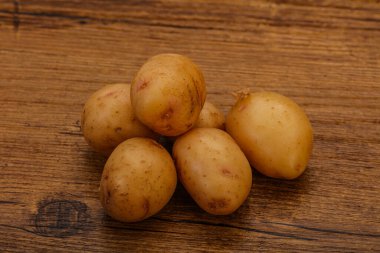 Çiğ taze patates yığını.