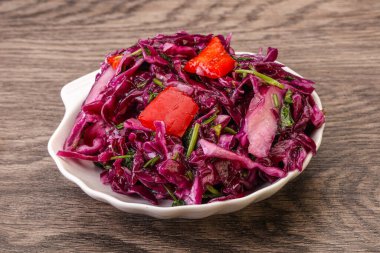 Bitki ve baharatlı kırmızı lahana turşusu