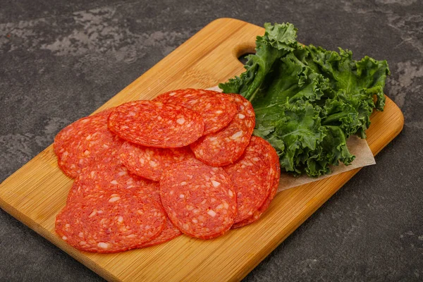 Italiensk Kryddig Pepperoni Korv Skivor Över Bord — Stockfoto