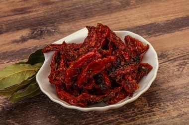 Olgun kuru domates yığını kasede.