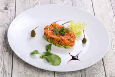 Kapari ve Balzamico tartar somon ve avokado ile servis