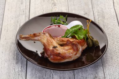 Dut soslu kızarmış tavşan bacağı.