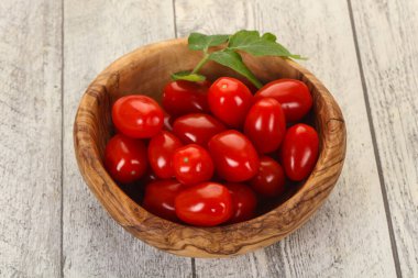 Tatlı kırmızı kiraz domatesleri kasede