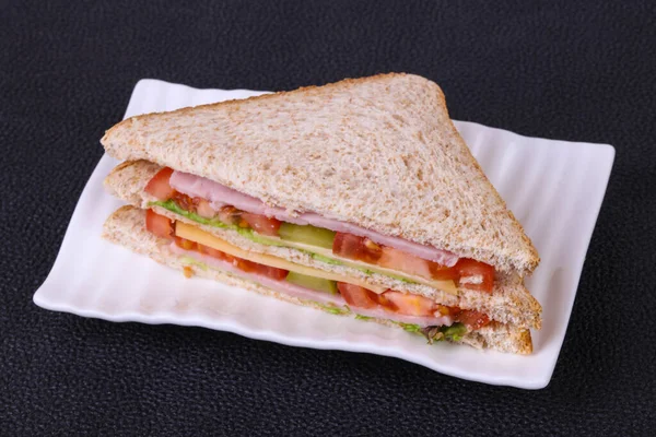 Panino Club Con Prosciutto Formaggio Foglie Insalata Pomodori Cetrioli Sottaceto — Foto Stock