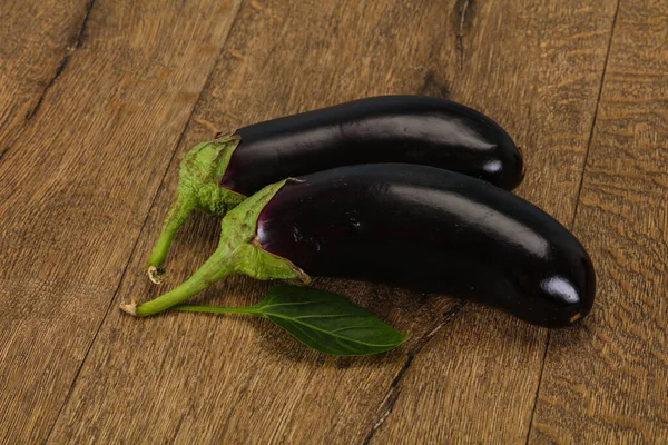 Peu Aubergines Mûres Savoureuses Sur Fond Bois — Photo