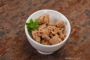 Kasede ton balığı konservesi fesleğen yaprağı var.