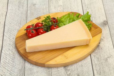 İtalyan geleneksel parmesan peyniri üçgeni salata servis etti