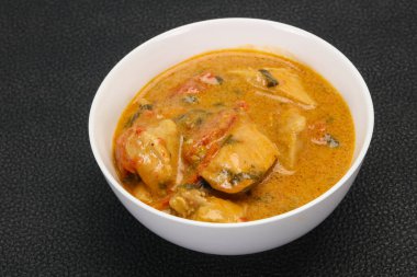 Geleneksel Tayland körili tavuk çorbası ve hindistan cevizi sütü.