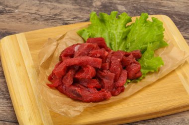 Çiğ et dilimlenmiş, pişirmeye hazır.