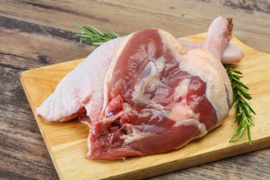 Çiğ ördek bacağı pişirmek için biberiye servis edilir.