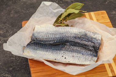 Güvertede deri ve baharatlı ringa filetosu.