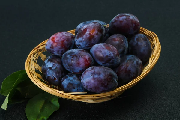 Montón Ciruela Madura Cesta Con Hojas — Foto de Stock