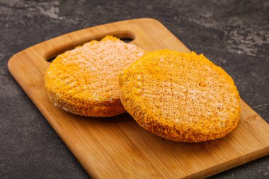 Fırında pişmemiş ev yapımı tavuk pirzolası.