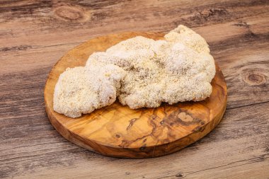 Kızartma için çiğ domuz eti şnitzel.