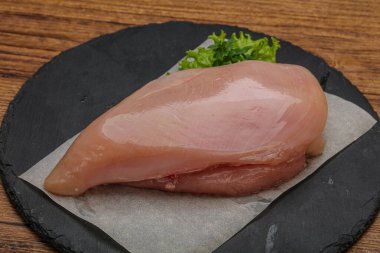 Pişirmek için çiğ tavuk göğsü.